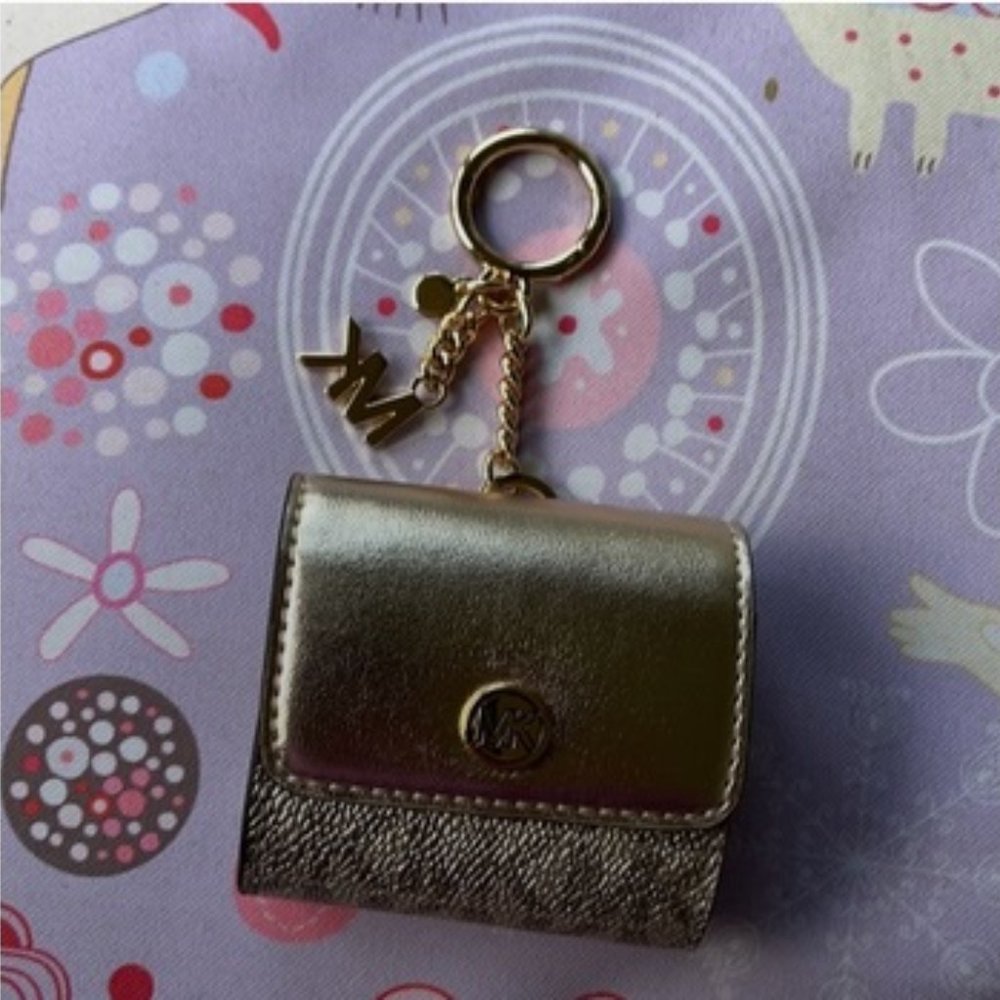 Michael Kors Jet Set Travel AirPod Case - Picture 2 of 15